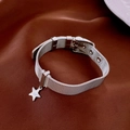 Vue détaillée d'un bracelet en maille argentée avec pendentif étoile sur fond en soie - Argenté