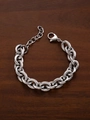 Dettaglio di bracciale a catena argento con chiusura a moschettone e maglie lavorate - Argento