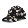 Détails d'une casquette de baseball noire avec fleurs blanches et finitions déchirées - Taille unique (réglable 56-60 cm) / Noir et Blanc (Rose Blanche)