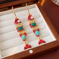 Detailansicht der Vintage-Fischohrringe mit roter Emaille und Türkis-Steinen im Etui - Rotgold-Emaille-Goldfisch-Stil (S925 Silberstift)