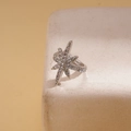 Dettaglio macro di orecchino a clip a stella in argento con zirconi luccicanti - Ear Cuff Argento Stella (Pezzo Singolo)