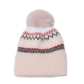 Dettaglio del berretto in maglia rosa con motivo geometrico e grande pompon in ecopelliccia - M (56-58cm) / Rosa