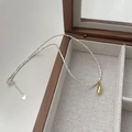 Nahaufnahme der S925-Prägung an minimalistischer Halskette mit goldenem Wassertropfen - Einlagiger Wassertropfen / Gold