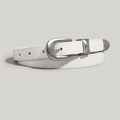 Cinturón minimalista de cuero blanco con hebilla de plata mate sobre fondo gris claro - Blanco