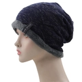 Detalle del gorro de punto azul marino con forro polar gris y etiqueta de marca - 56-61cm / Azul marino