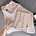 Détail d'un foulard en satin soyeux avec pois marrons et motifs floraux - 23238 - Image Principale / 90*90cm