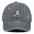 Dunkelgraue Baseballkappe im Distressed-Look mit Wednesday Addams Thing Stickerei und Rissen - Einheitsgröße / Grau