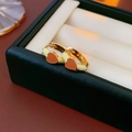 Minimalistische goldene Herzohrringe mit roter Emaille in einer schwarzen Box - Herz-Stil / Weiß
