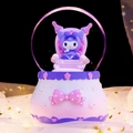 Violette Kuromi Schneekugel mit leuchtender Basis und glitzerndem Thron-Detail - Groß 100mm Schnee + Licht / Violett Weiß