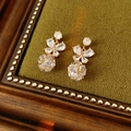 Dettaglio orecchini a farfalla dorati su sfondo vintage in velluto oliva - Rame/Perno in Argento 925 / Oro