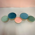 Expositor de joyas de terciopelo rosa y verde con marco de metal dorado - Paleta De Colores