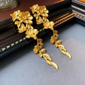 Primer plano de pendientes vintage de flores doradas con borlas y detalles de metal - 5# Pin de Plata-Dorado-Borla
