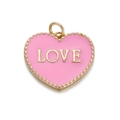 Dettaglio del ciondolo a cuore in smalto rosa con scritte Love e bordi dorati - Cuore LOVE Rosa