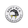 Pin redondo de esmalte con diseño de nube y rayo con un eslogan atrevido - Nube de Tormenta Redonda DON'T BE A THUNDERCUNT