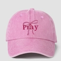 Detail van roze gewassen katoenen honkbalpet met Pray-tekst en strikpatroon - Eén maat / Roze