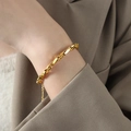 Elegante bracciale barocco dorato con chiusura a moschettone e catena regolabile indossato - Bracciale Oro (E511) / 15+5cm