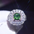 Makroaufnahme eines quadratischen Smaragdrings mit funkelndem Diamanthalo vor dunklem Hintergrund - Einstellbar Offen / Nr. 2-Quadratischer Grüner Stein