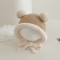 Dettaglio cappello neonato in maglia con doppi pompon, bordo morbido e lacci kaki - 1-3 Anni / Cachi