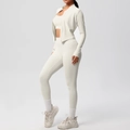 Dettaglio del set yoga da donna 3 pezzi in bianco crema con leggings e giacca - Avorio chiaro