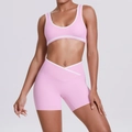 Détail de l'ensemble de yoga rose avec bordure contrastée et taille croisée - Rose Sakura