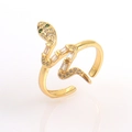 Dettaglio ravvicinato di un anello a serpente dorato con occhi verdi e zirconi incastonati - Serpente Dorato Occhi Verdi Zircone Bianco