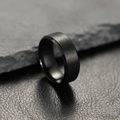 8mm mattschwarzer Edelstahlring für Herren mit gebürstetem Finish auf dunklem Felsgrund - US 6 / Schwarz Matt
