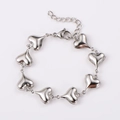 Detalle de los eslabones de corazón de la pulsera ajustable de acero inoxidable 304 - Color Acero