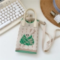 Vue à plat d'un joli sac de téléphone en tricot avec motif de dessin animé - Personnage de Dessin Animé avec Écharpe Verte