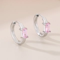 Gros plan de boucles d'oreilles créoles argentées avec un zircon rose carré - Acier Rose (KE114033-GC)