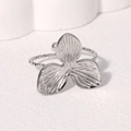 Anello a foglia minimalista in acciaio argentato con petali spazzolati e fascia a corda - Color Acciaio