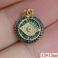 Makroaufnahme des 13mm Gold-Augen-Anhängers mit grünen und weißen Zirkonia-Steinen - Grün