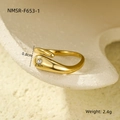 Dettaglio anello geometrico in oro 18K con zircone da 0,3 cm e design a goccia - Anello Aperto Serpente (NMSR-F653-1) / Oro