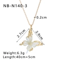 Collana placcata oro 18K con ciondolo a farfalla bianca e dimensioni prodotto - Stile Bordo Dorato Perlato (NB-N1140-3)