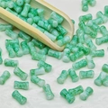 Vue détaillée de perles cylindriques motif marbre vert et blanc pour la création de bijoux DIY - Style Bambou (J167#)