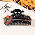 Primo piano del fermaglio Halloween con teschio bianco e decorazione casa stregata - Stile Castello con Teschio (Castello con Teschio Quadrato PVC-Rosso Arancio)