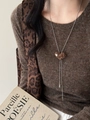 Detalle de un collar con colgante de corazón de leopardo sobre un suéter marrón retro - Estilo Corazón de Leopardo-Cadena de Metal Plateado