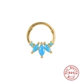 Vue macro détaillée du piercing de nez en argent S925 doré avec des pierres marquises bleues - Turquoise Pièce Unique