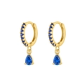 Gros plan détaillé de boucles d'oreilles dorées avec zircons bleu foncé en poire - Goutte Or Bleu Foncé