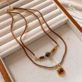 Collana a doppio strato in pelle marrone con pendente in occhio di tigre e tocchi dorati - Collana a doppio strato in occhio di tigre quadrato caffè - 38 cm