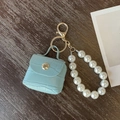 Ciondolo per borsa in perle azzurre in pelle con motivo coccodrillo e chiusura dorata - Blu