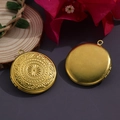 Pendentif médaillon rond vintage en or avec motif floral et finition métallique lisse - N°11 Médaillon Rond à Fleurs Gravées (32.5*36mm)