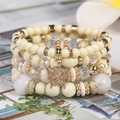 Mehrlagiges Boho-Perlenarmband Set mit Kristallperlen und goldenem Schmetterlingsanhänger - Beige