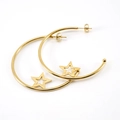 Elegantes pendientes de aro en C de acero inoxidable chapado en oro de 18K con estrellas - Estrella de Oro