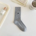 Hellgraue Crew-Socken mit SAM-Stickerei in minimalistischem Lifestyle-Ambiente - 35-40 / Hellgrau