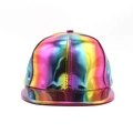 Holografische bunte Lackleder Baseballkappe mit glänzendem Metallic-Laser-Finish - Verstellbar / Regenbogen Flache Krempe Hip Hop Stil
