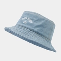Dettaglio cappello alla pescatora in denim azzurro con ricamo bianco e tesa cucita - Taglia unica / Azzurro