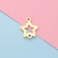 Primer plano de colgante de estrella de acero dorado con dos anillas para joyería artesanal - Chapado en Oro de 18K