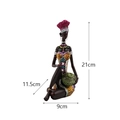 Afrikanische Frauenfigur aus Harz mit rosa Glitzerhut und grünem Krug, 21x11,5x9cm - Roter Hut Blaues Hemd Grüne Flasche Rrw048