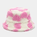 Detailaufnahme von dickem Plüsch-Sherpa-Stoff mit Herzmuster auf Winter-Anglerhut - M (56-58cm) / Weiß/Rosa Herz