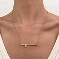 Collana con ciondolo a spada dorata stile hip hop con diamanti bianchi su catena sottile - Spada d'Oro con Strass (K-1114)